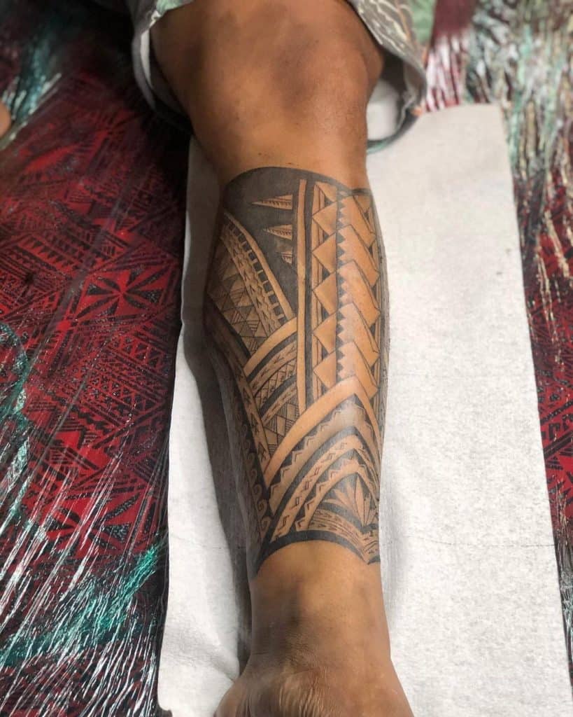 Tatuaje tribal de la pierna
