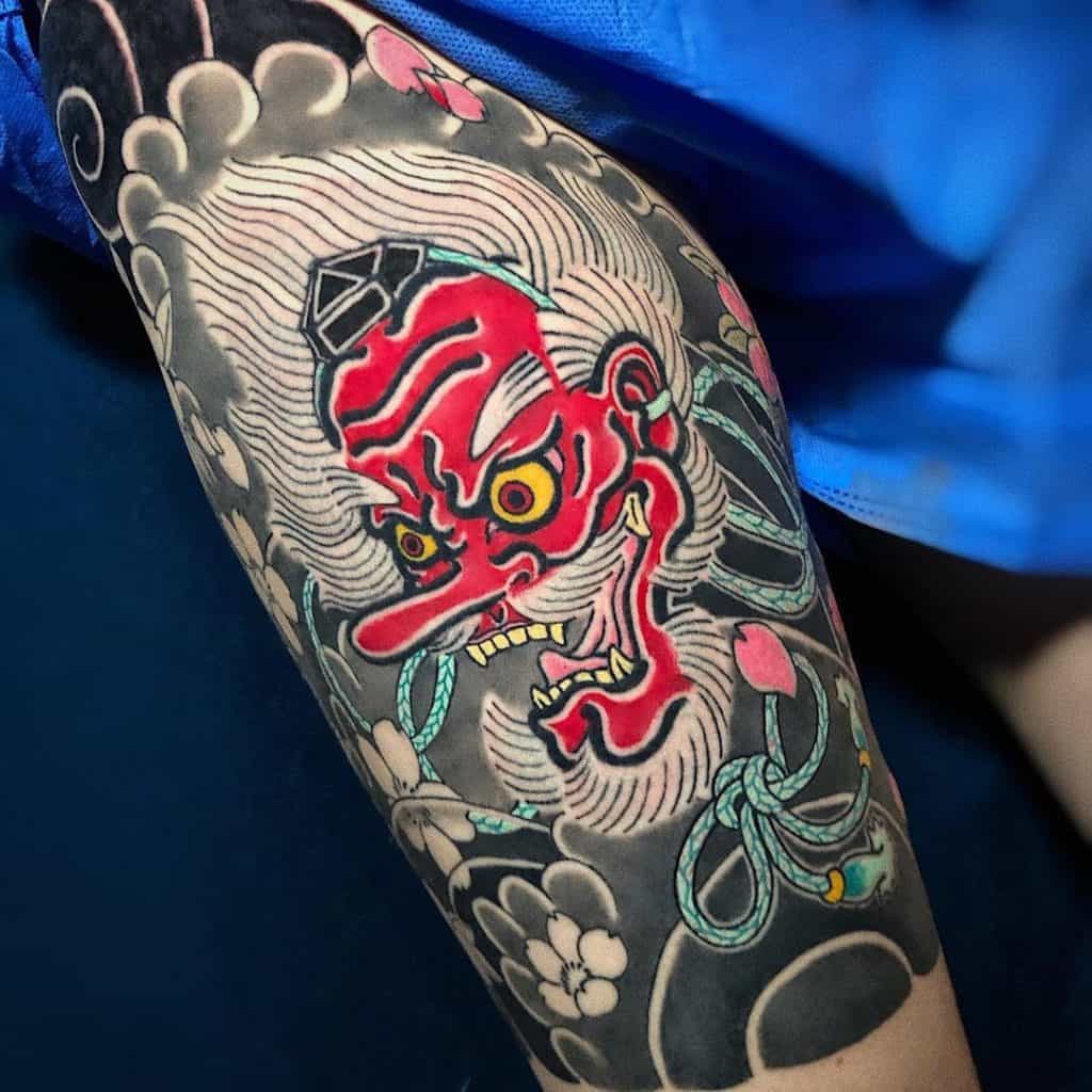 Tatuaje japonés en la pierna