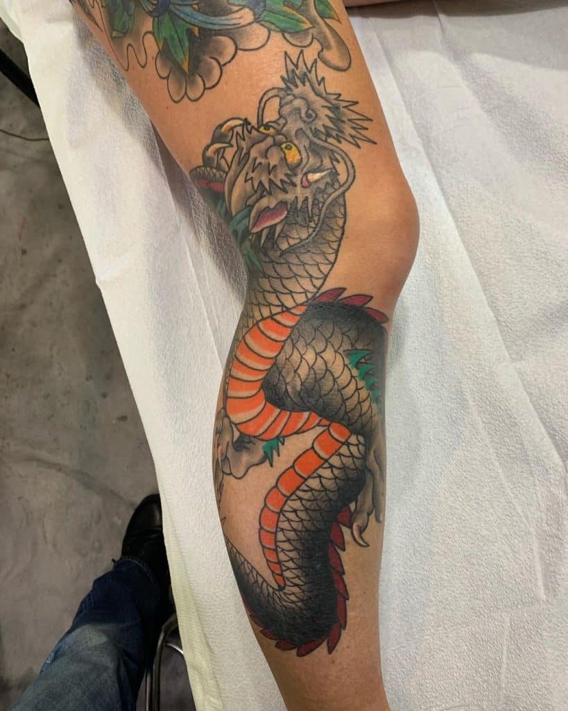 Tatuaje de dragón en la pierna