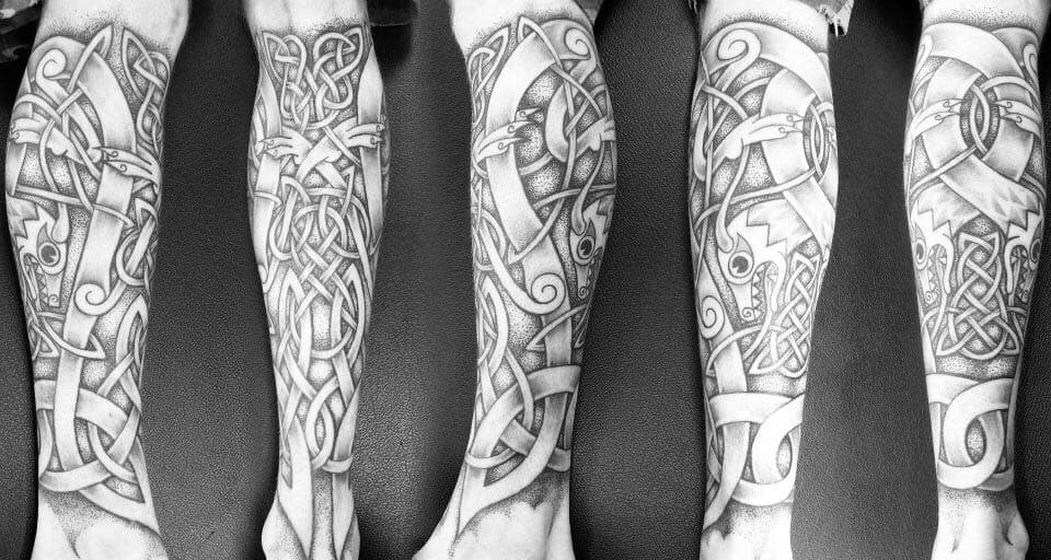 Tatuaje de pierna celta negra
