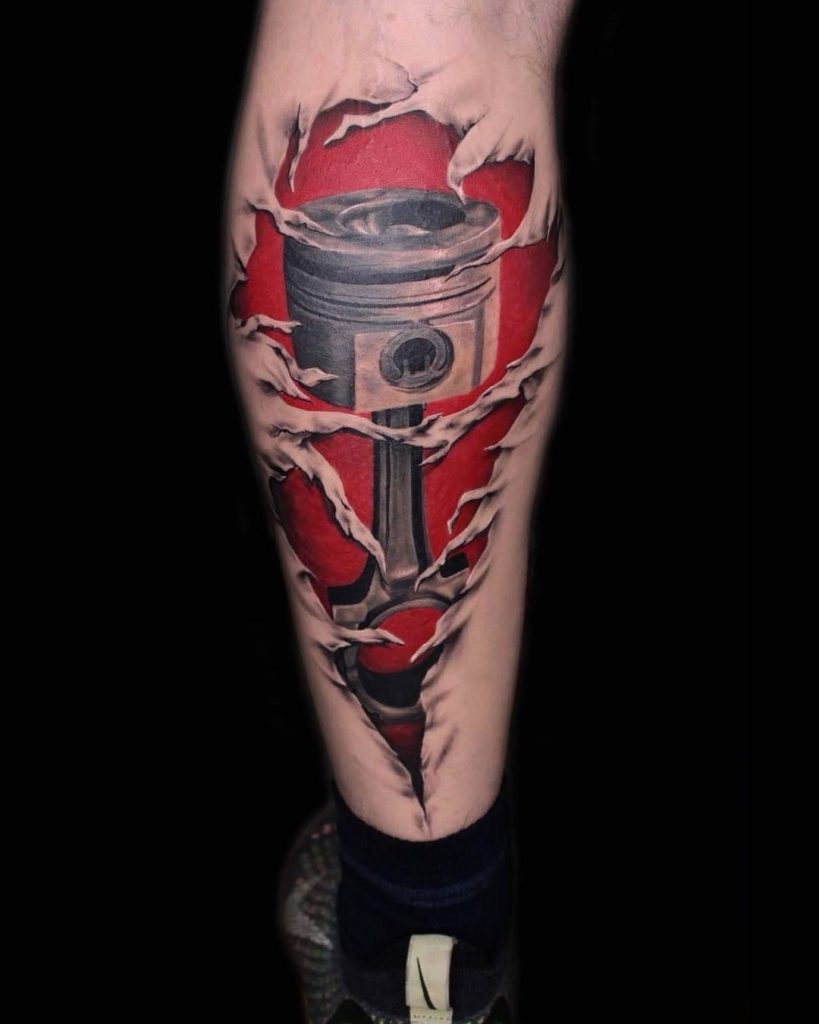 Tatuaje de pierna biomecánica con color rojo.