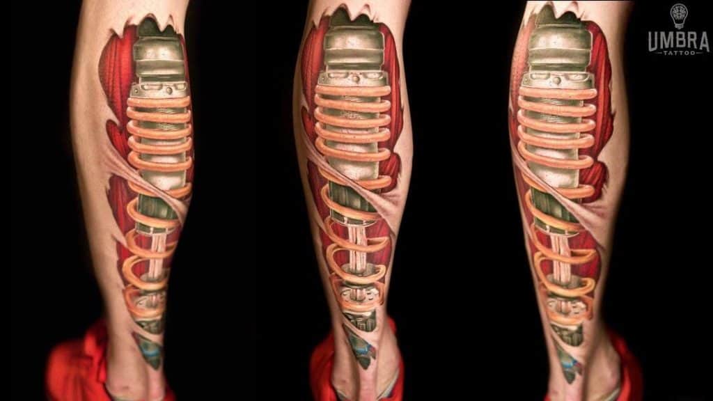 Tatuaje biomecánico de pierna