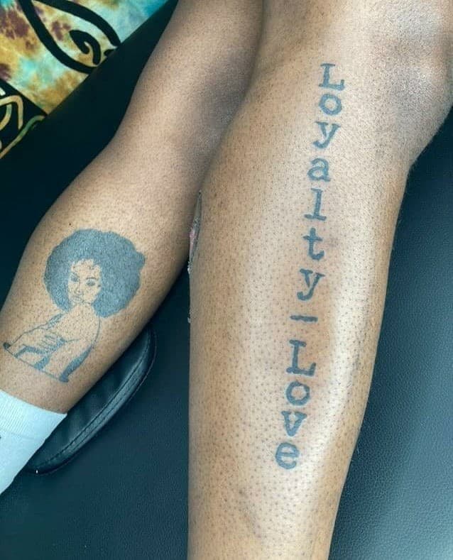 Tatuaje de una letra en la pierna