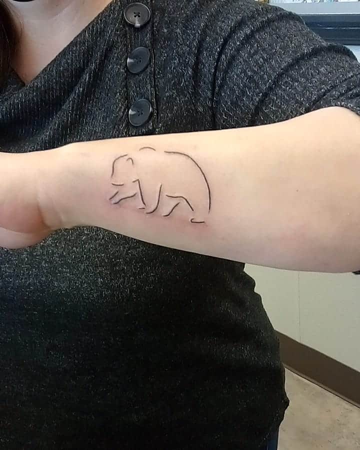 El tatuaje de línea fina de oso 1