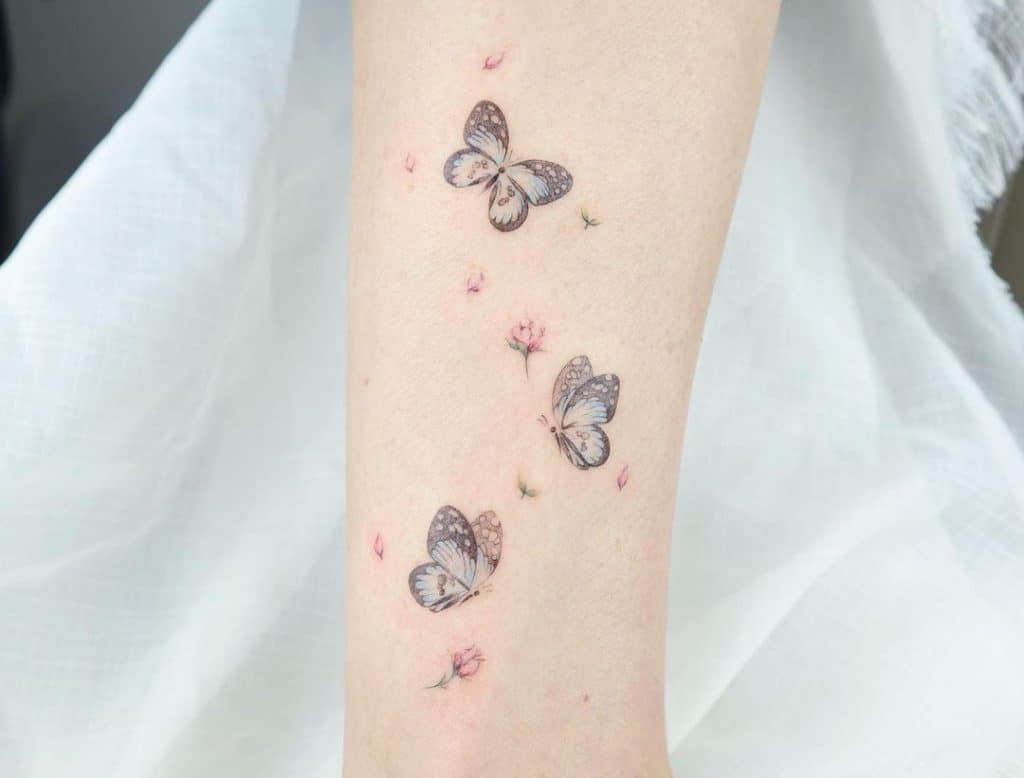 Tatuajes de líneas finas de mariposas caprichosas 2