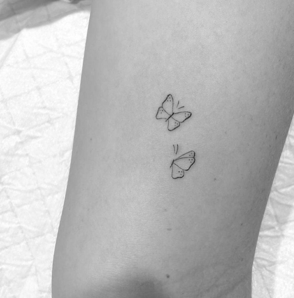 Tatuajes de línea fina de mariposa caprichosa 1