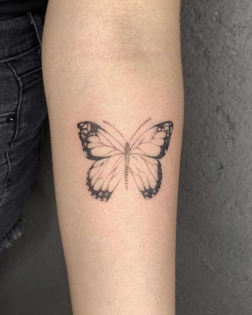 Tatuajes de línea fina de mariposa caprichosa 3