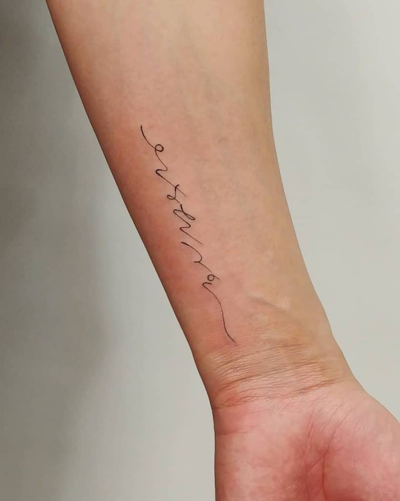 Tatuajes de líneas finas de escritura a mano 1