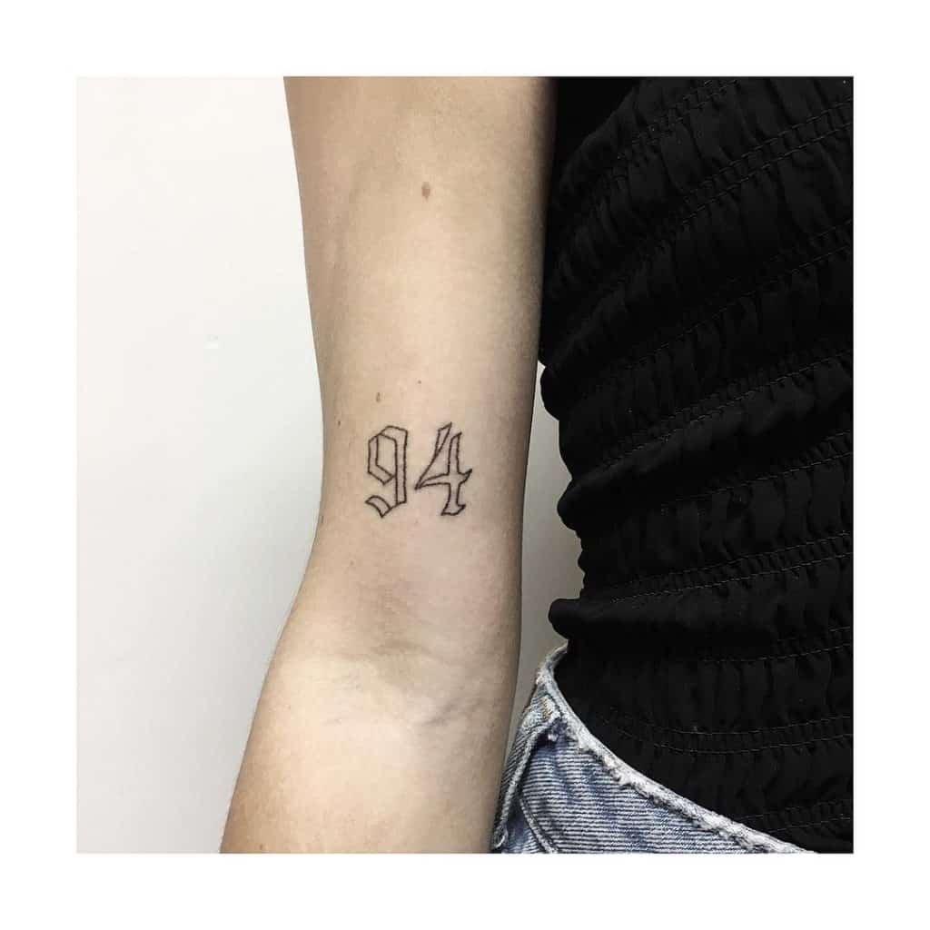 Números góticos tatuajes de línea fina 1