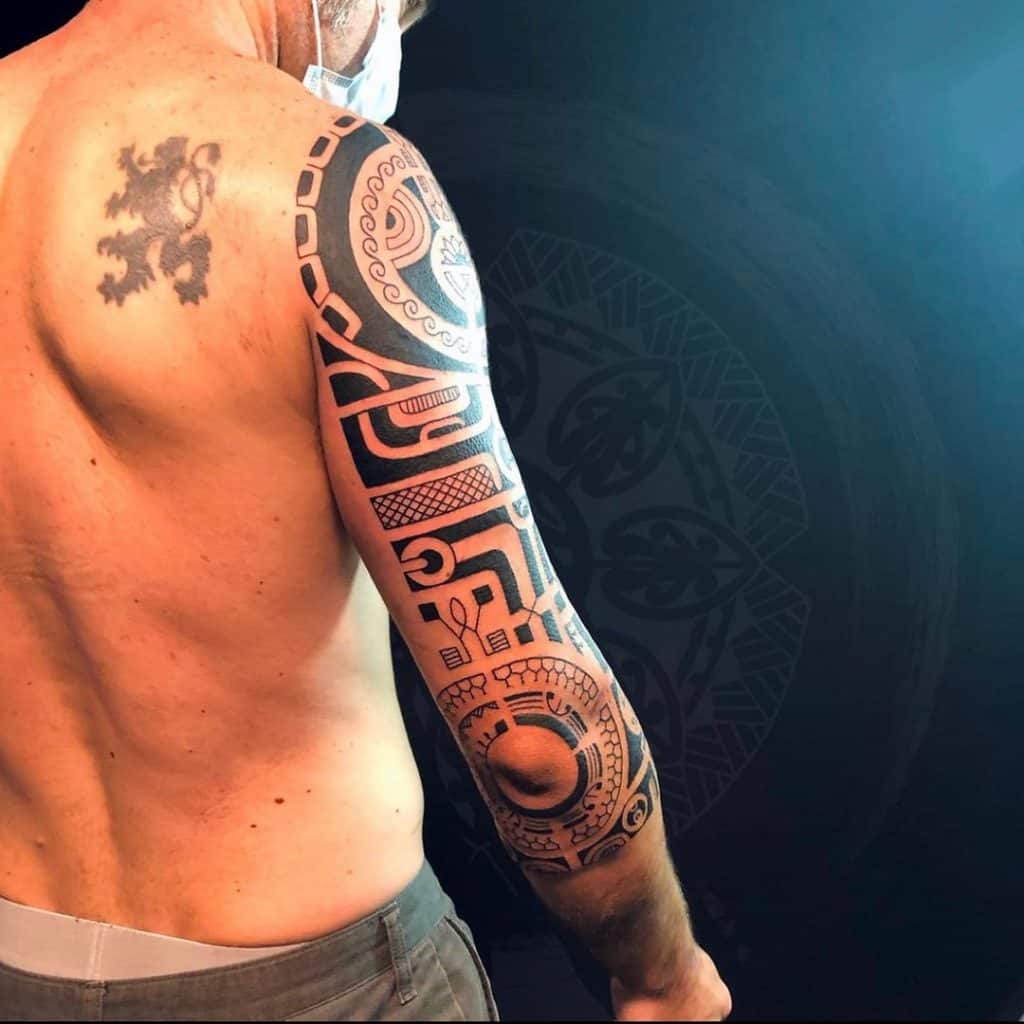 Tatuaje tribal en el codo 2