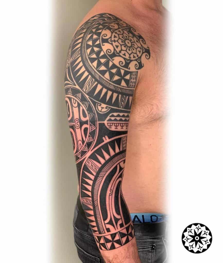 Tatuaje tribal en el codo 1