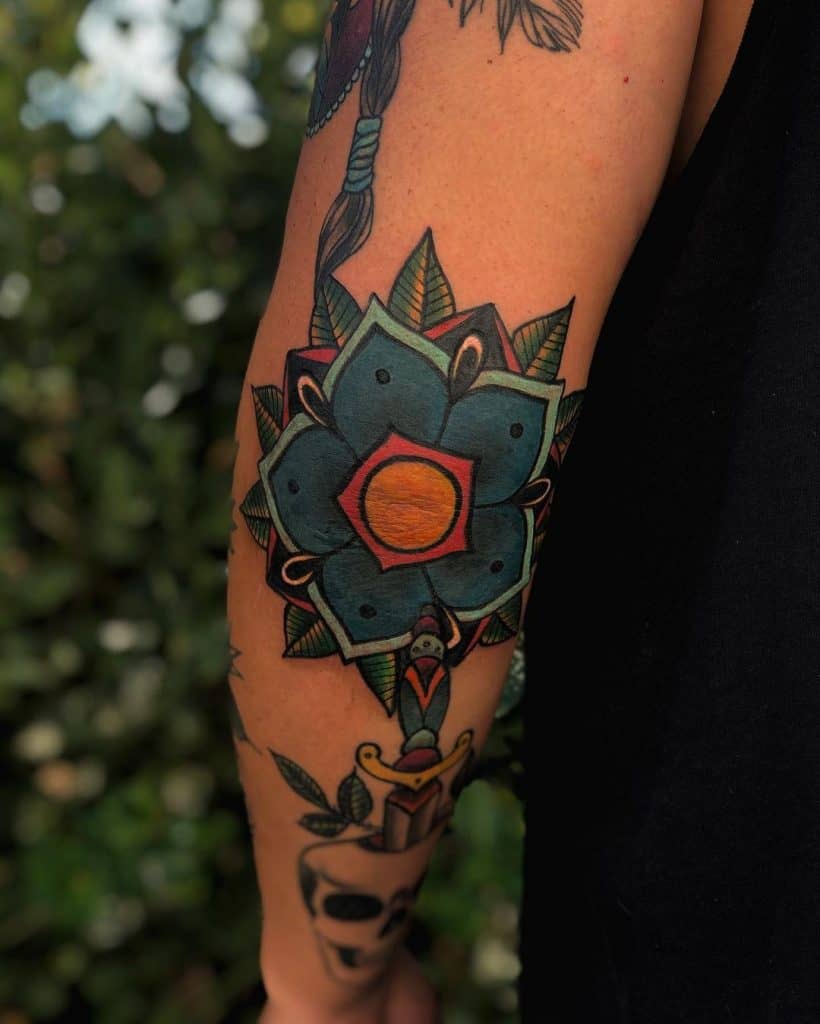 tatuajes de flores en el codo 1