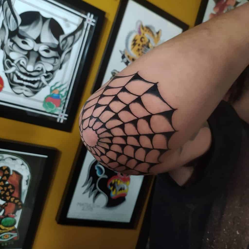 Tatuaje de tela de araña en el codo 3