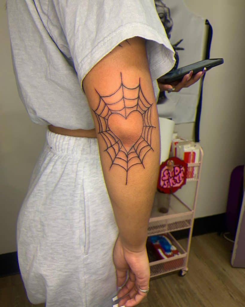 Tatuaje de tela de araña en el codo 2
