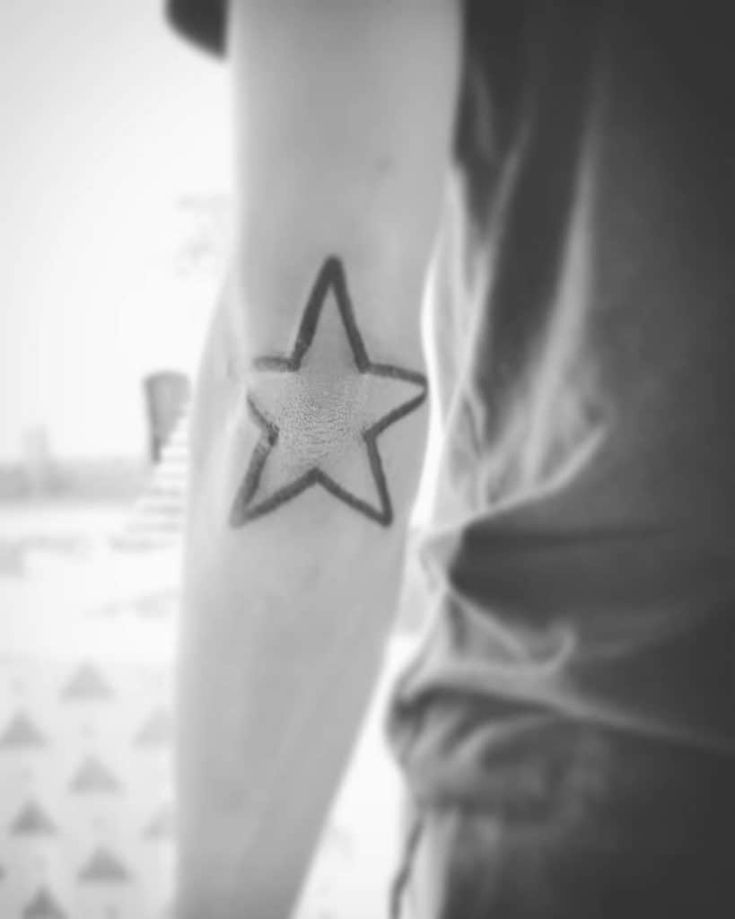 Codo estrella tatuaje 3