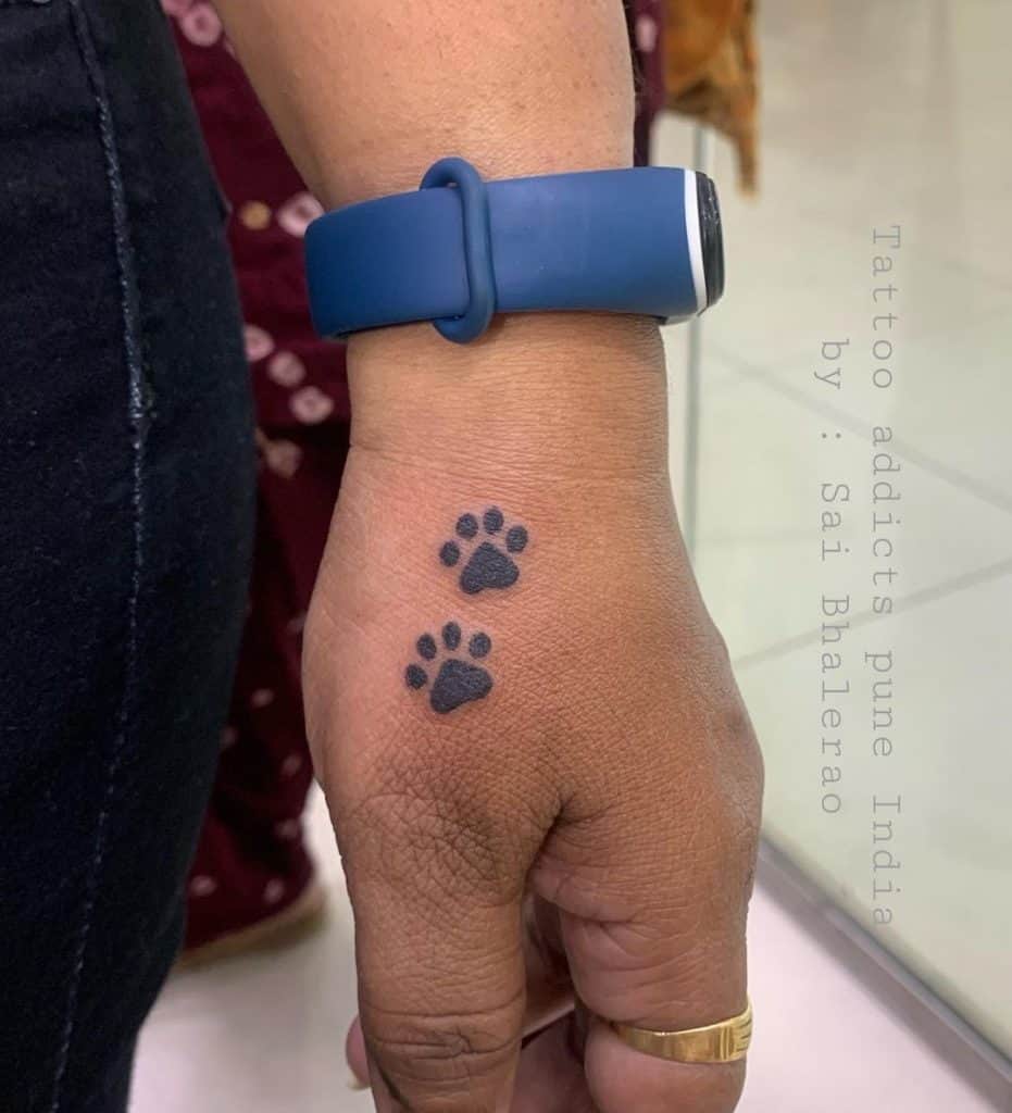 Pequeño tatuaje de pata de perro