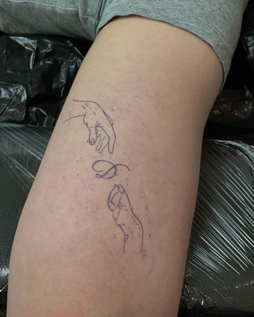 Tatuaje de pata de perro con un nombre