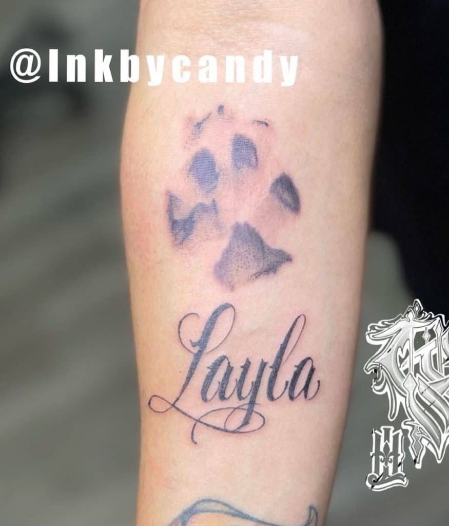 Tatuaje de pata de perro con el nombre de Layla