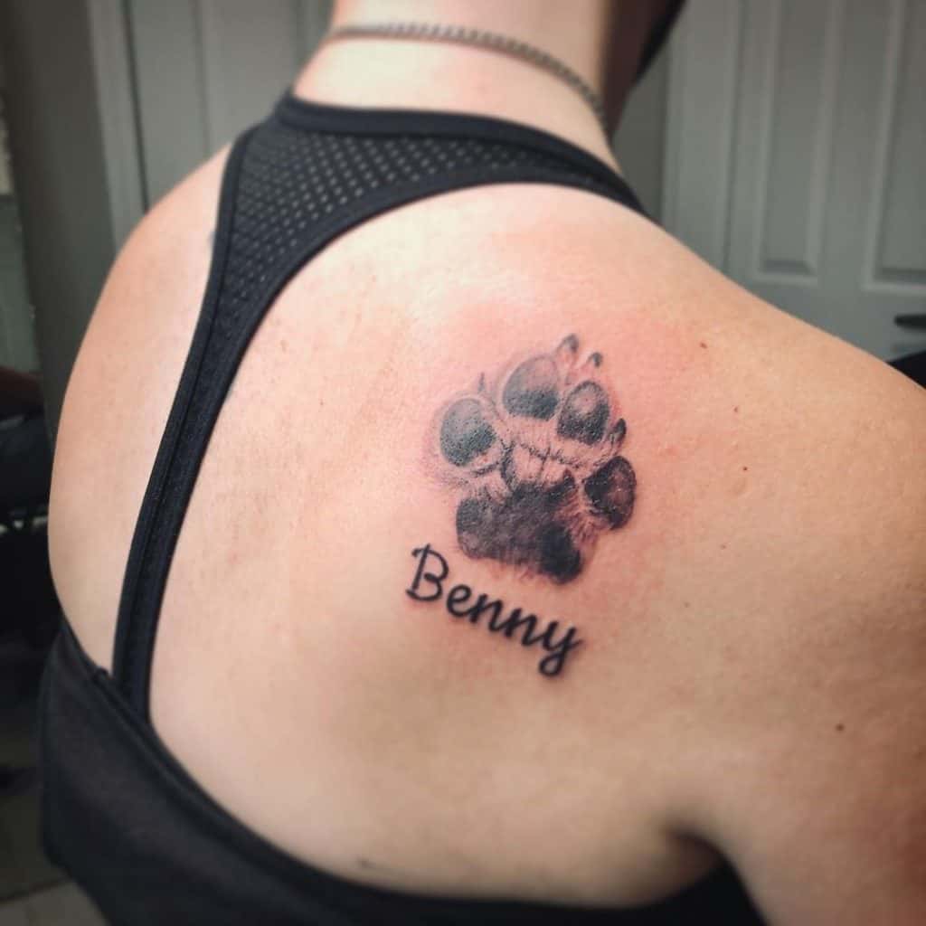 Tatuaje de pata de perro con el nombre de Benny