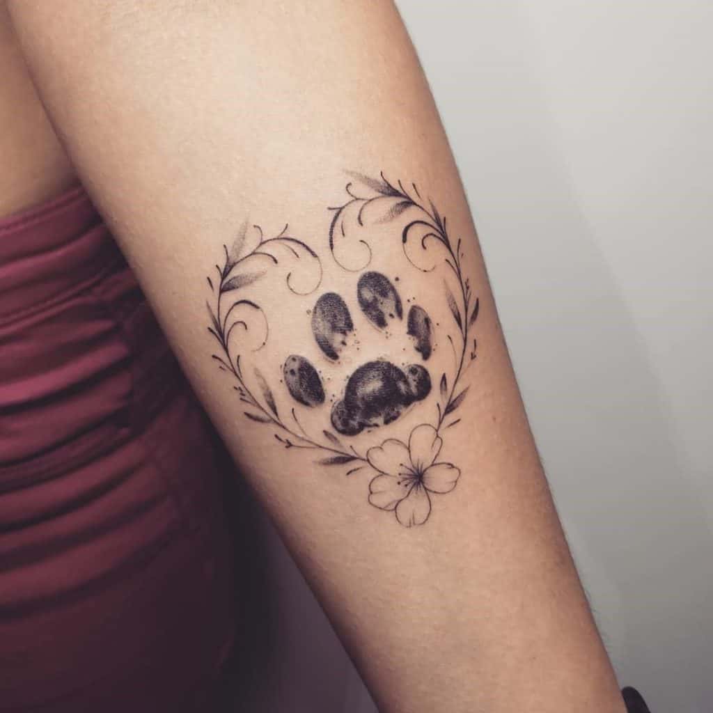 Tatuaje de pata de perro con un corazón