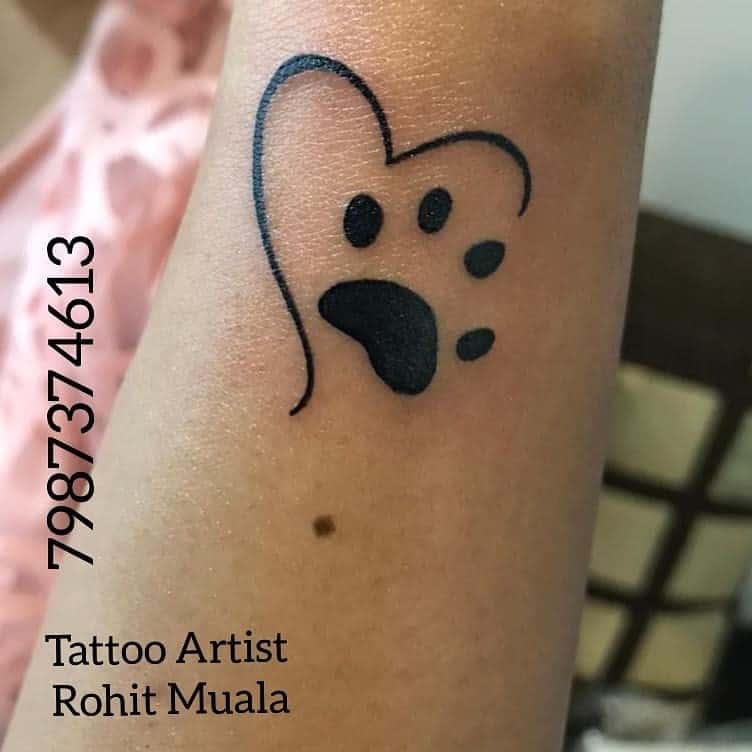 Tatuaje de pata de perro con un corazón artístico