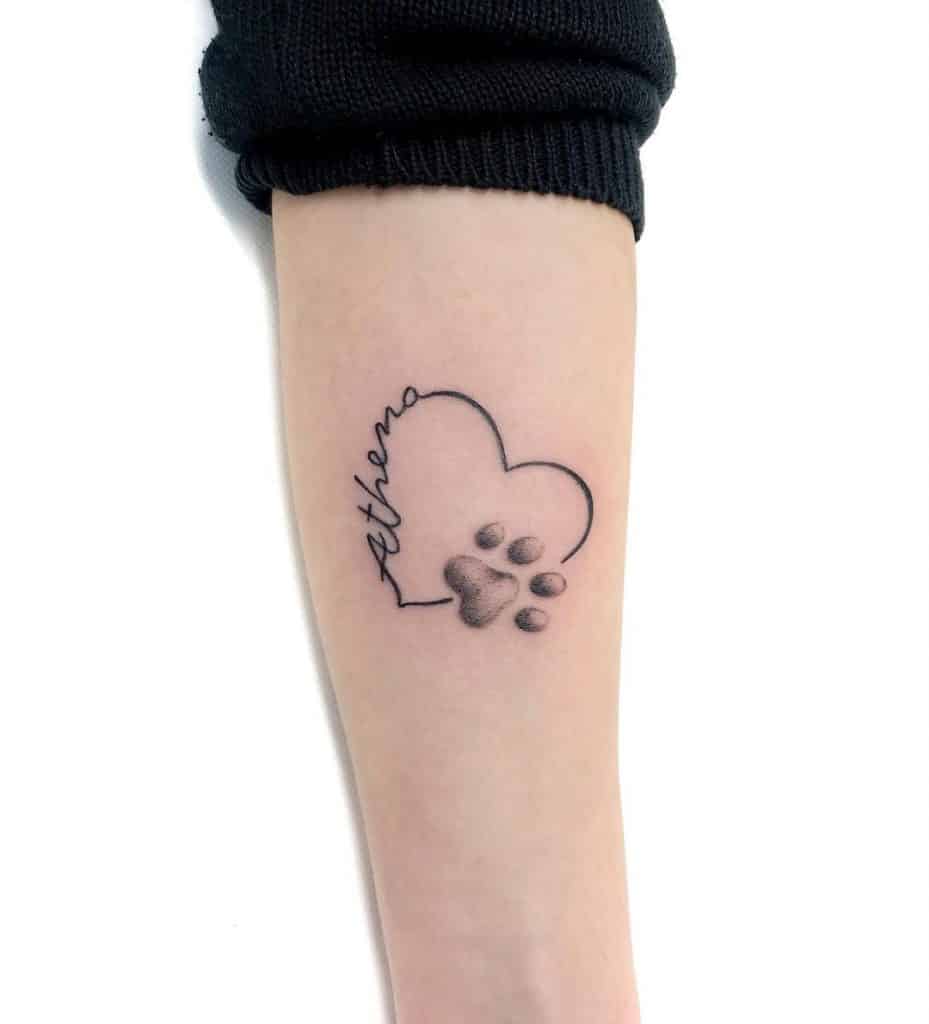 Tatuaje de pata de perro con un corazón en el brazo