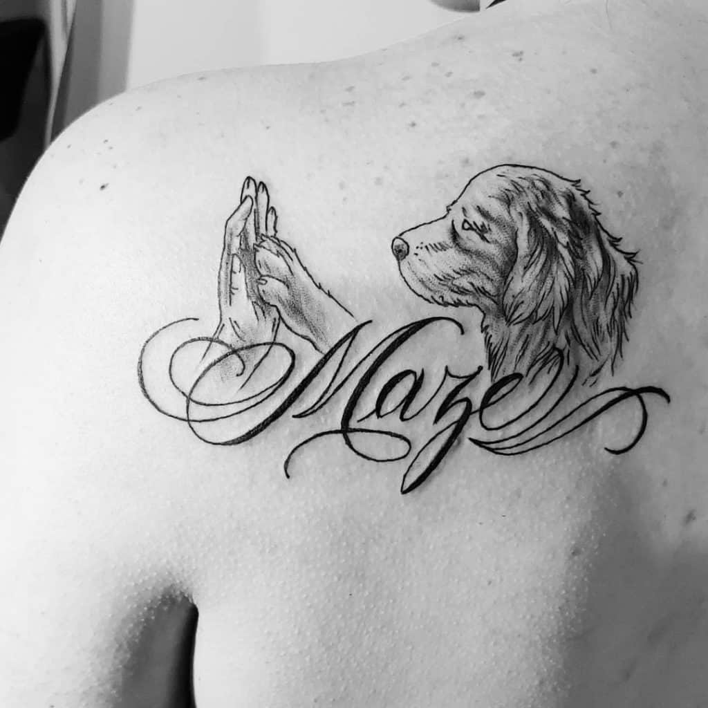 tatuaje de perro y mano humana