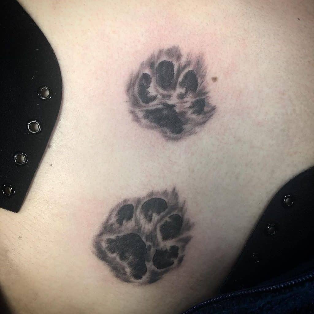 Dog Print Paw Tattoo en el pecho