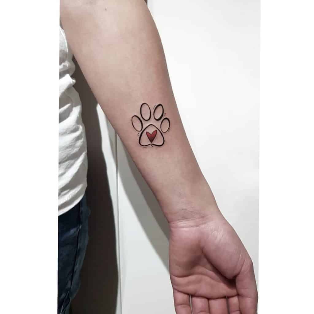 Tatuaje de pata de perro minimalista