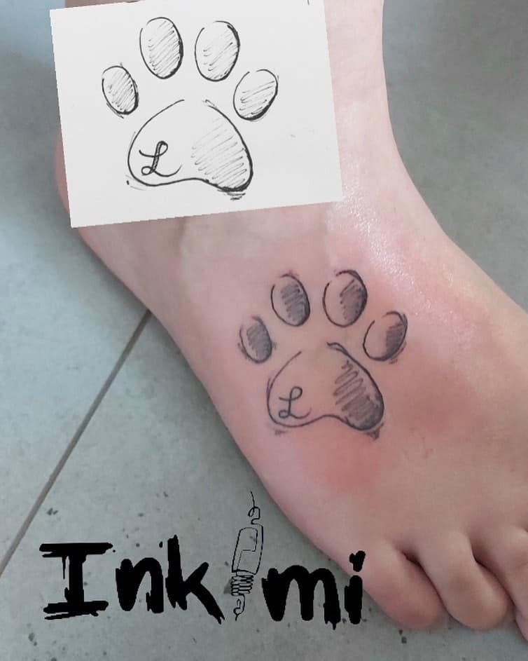 Tatuaje de pata de perro en el pie