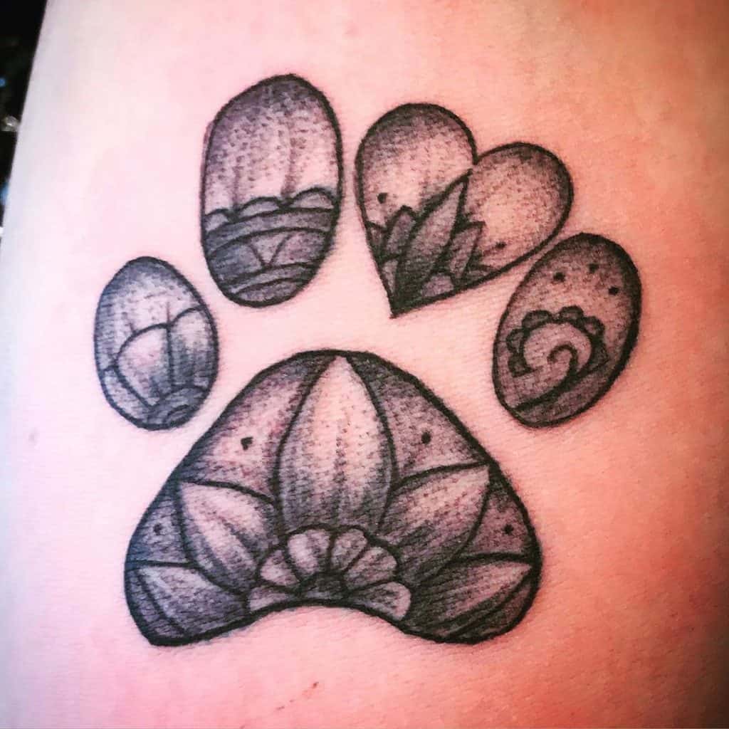 Tatuaje de pata floral en forma de corazón