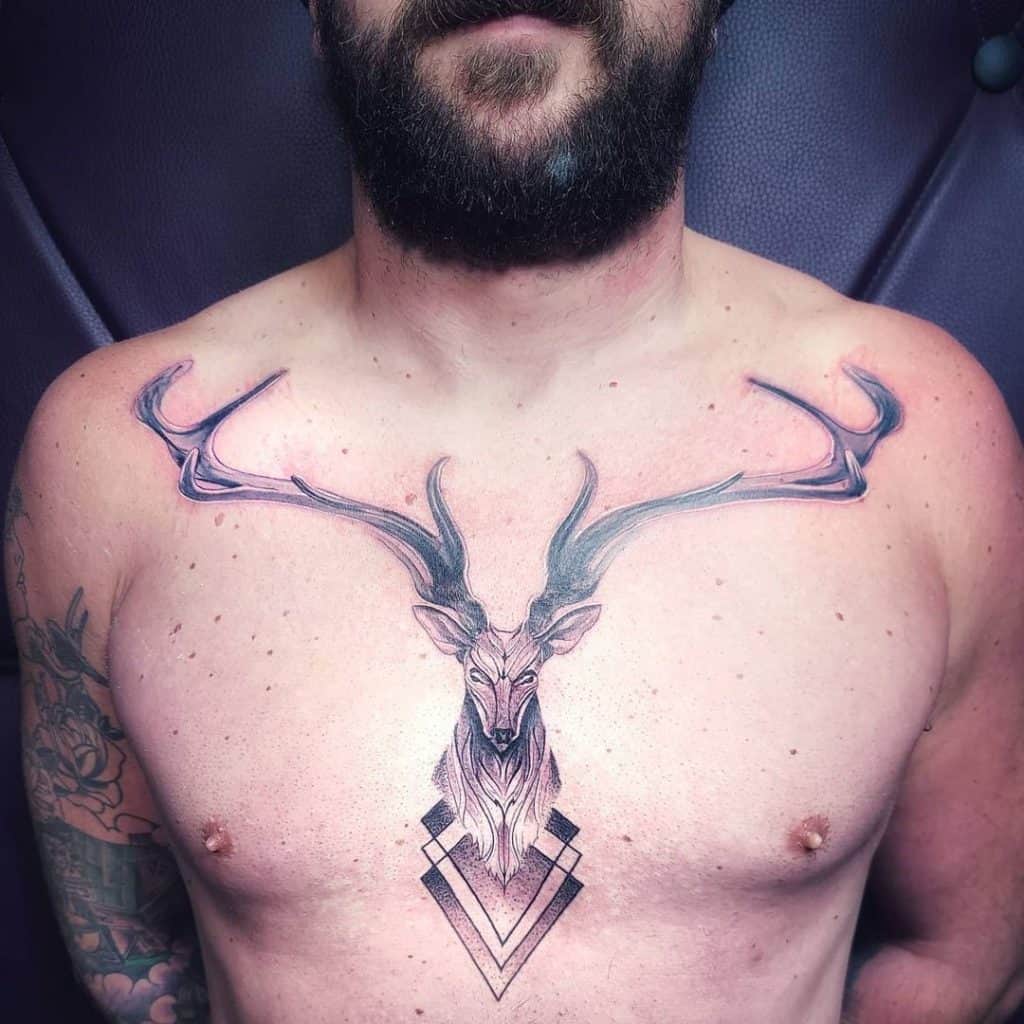 Tatuaje de cabeza de ciervo en el cofre
