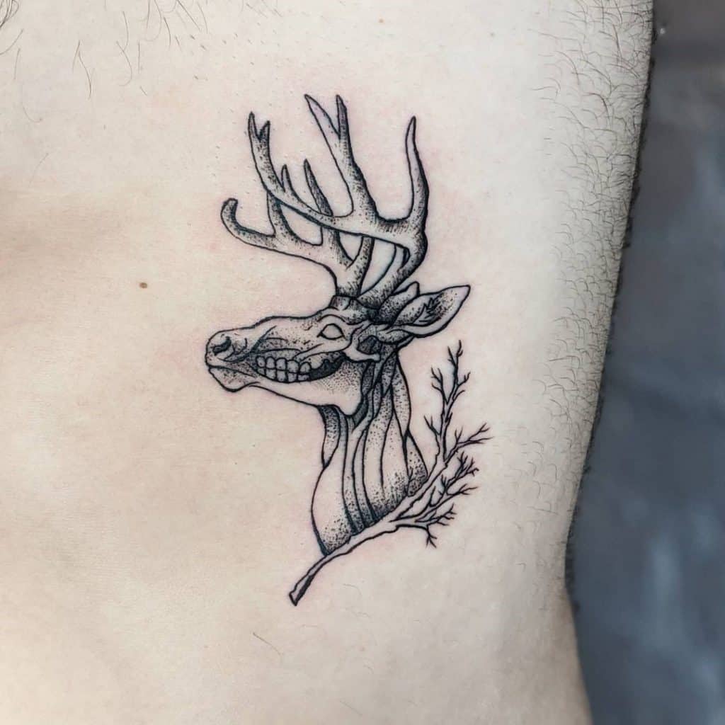 Tatuaje de cabeza y rama de ciervo