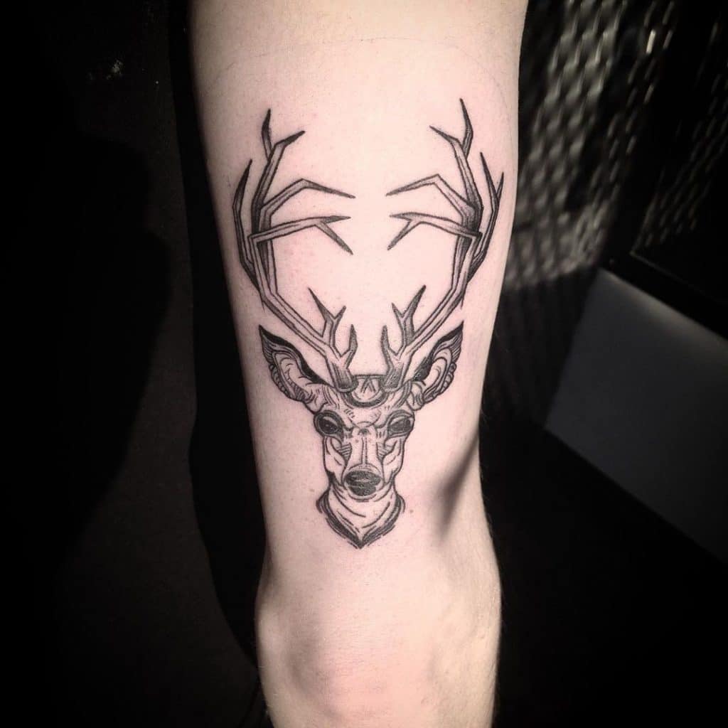 Tatuaje de cabeza de ciervo con cuernos largos