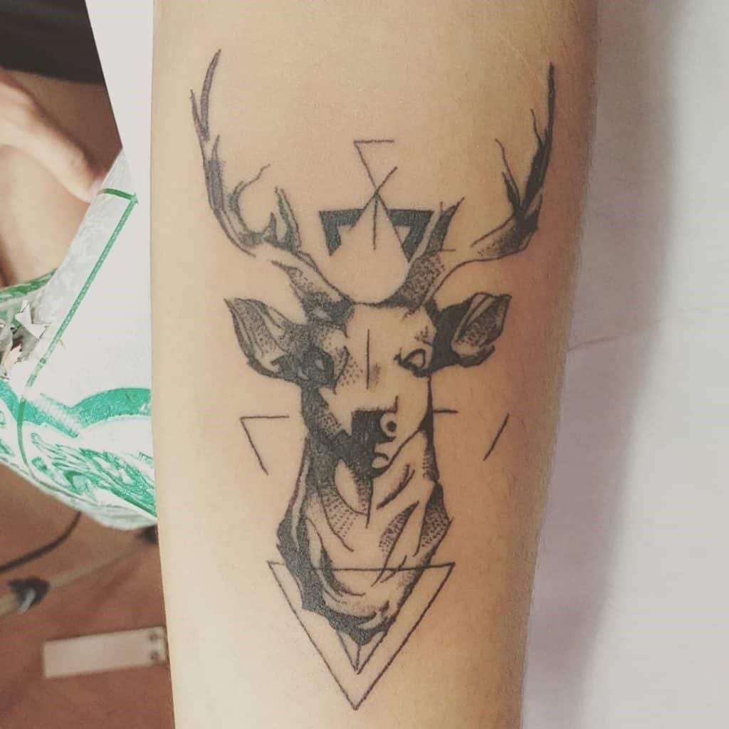 Tatuaje de cabeza de ciervo enérgico