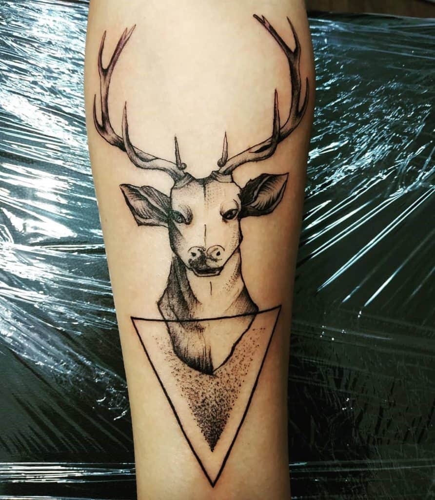 Tatuaje de cabeza de ciervo y triángulo invertido