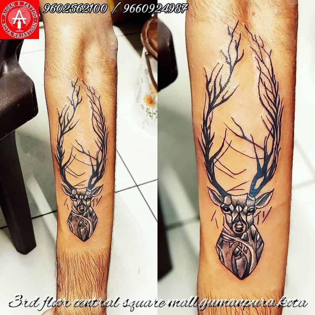 Tatuaje de corona de ciervo exagerado