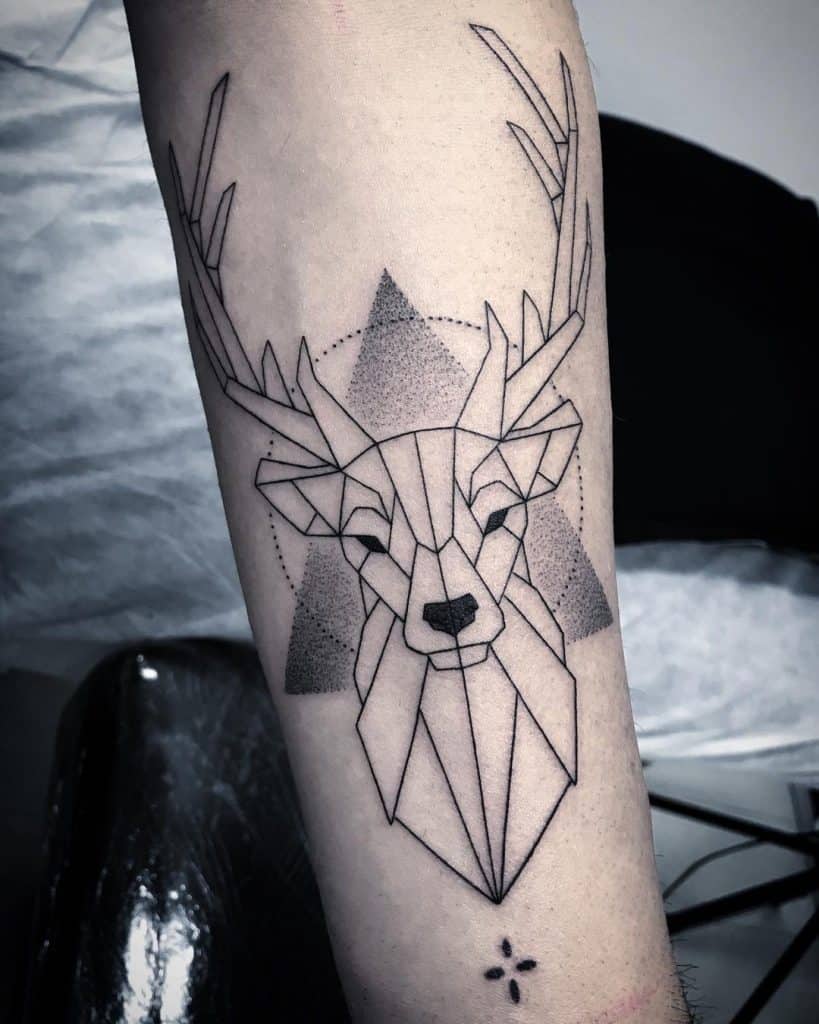 Tatuaje de cabeza de ciervo con triángulo