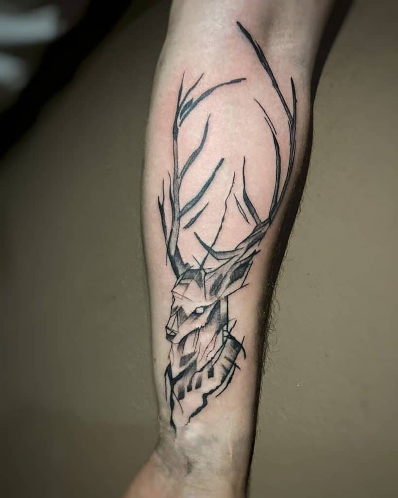 Un lado del tatuaje de cabeza de ciervo