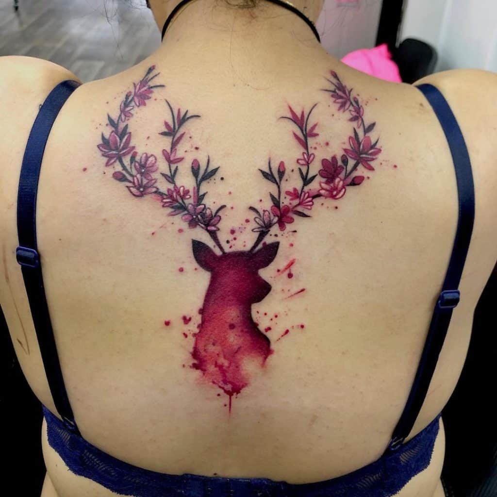 Tatuajes de cabeza de ciervo y flores rojas