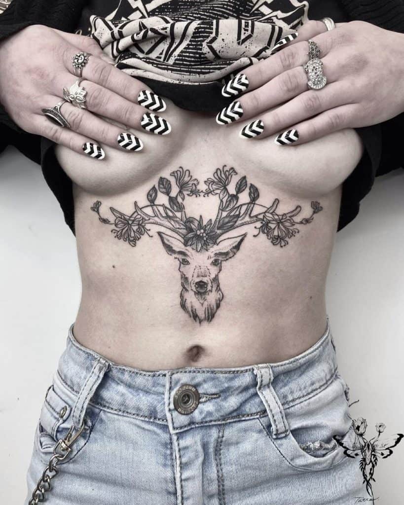 Tatuaje de corona de ciervo de flor negra