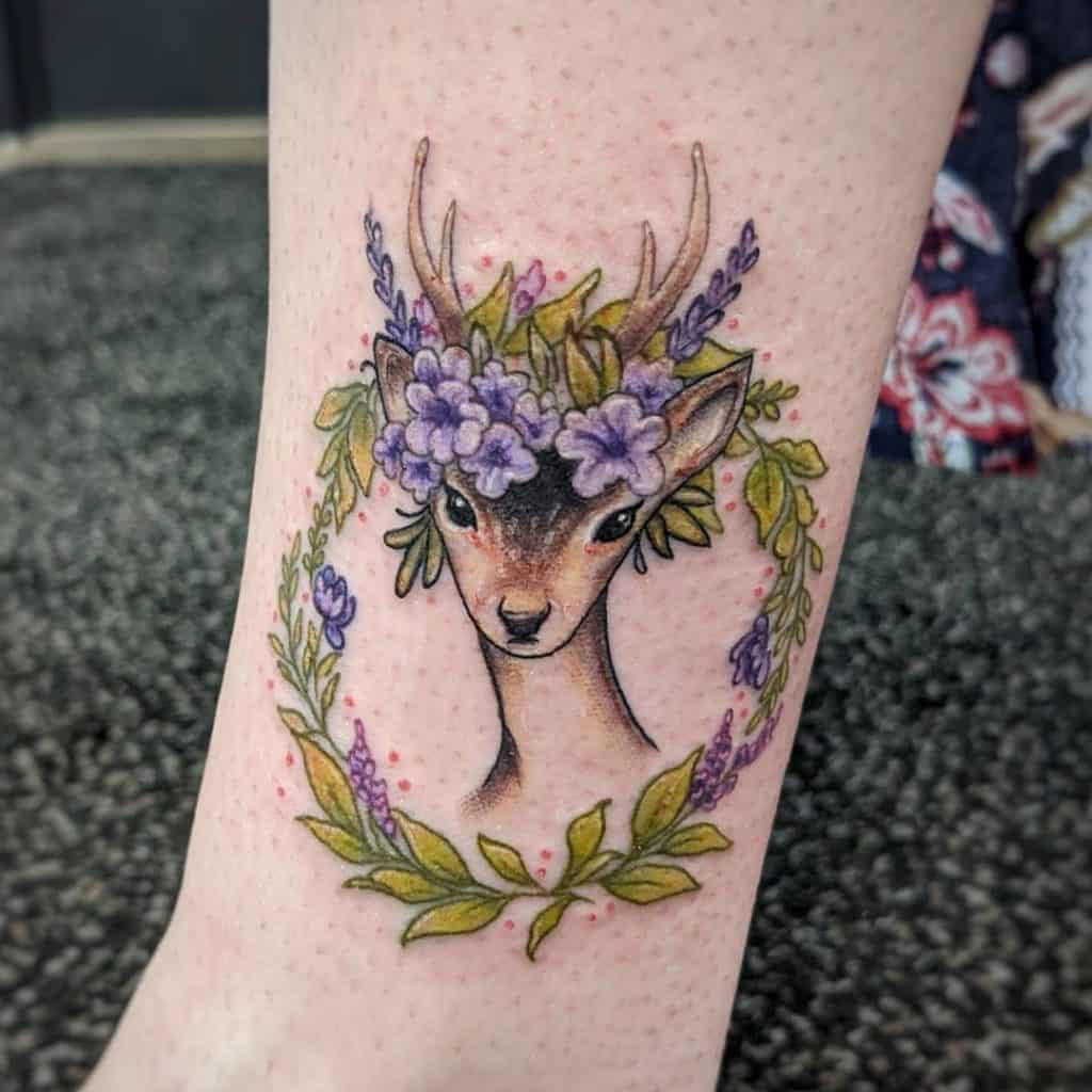Tatuaje de corona de ciervo con flor morada y amarilla