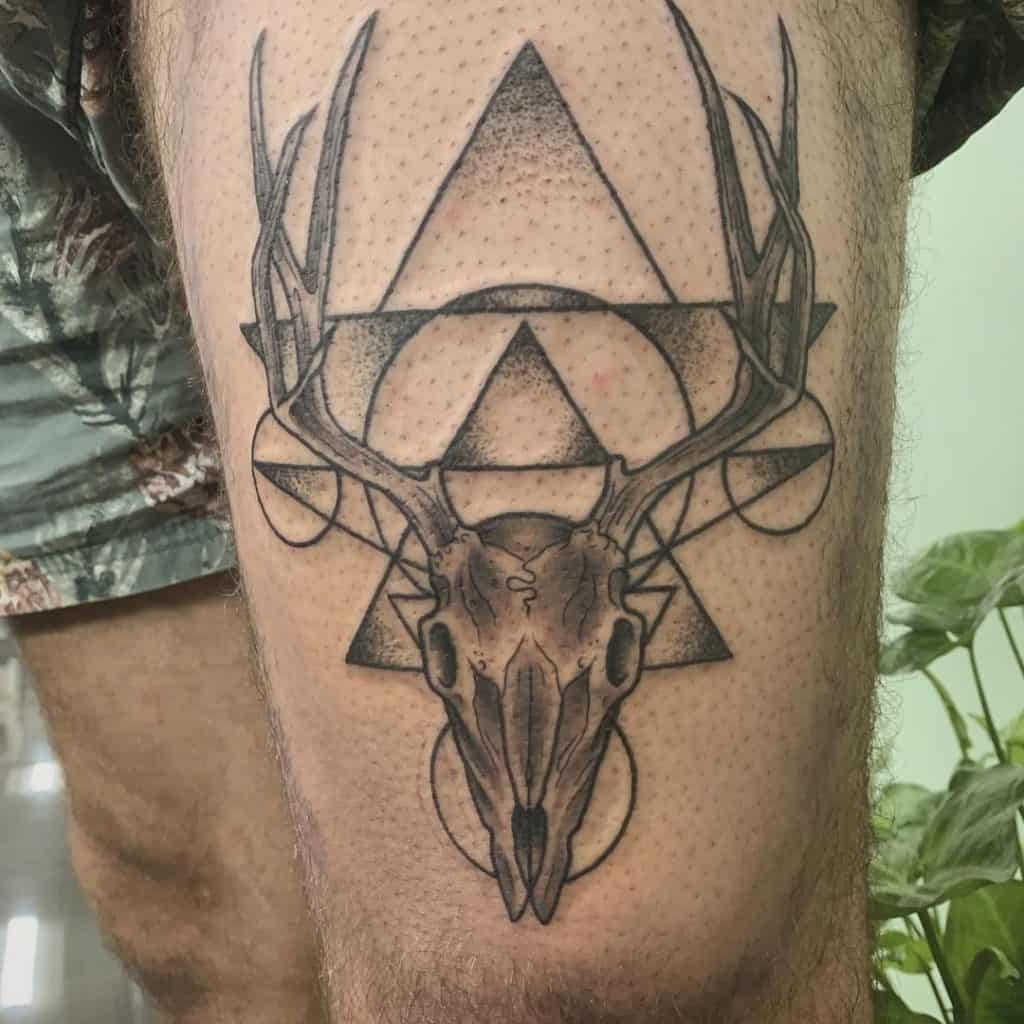 Tatuaje de calavera de venado con círculo y triángulo