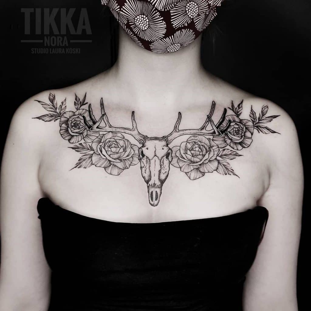 Cráneo de ciervo y tatuaje de flores.