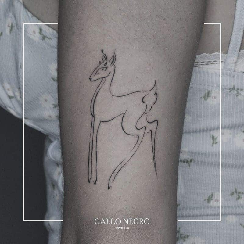 Tatuaje de ciervo simplista en el hombro.