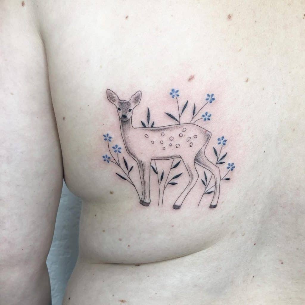 Tatuaje simplista de ciervos y flores.