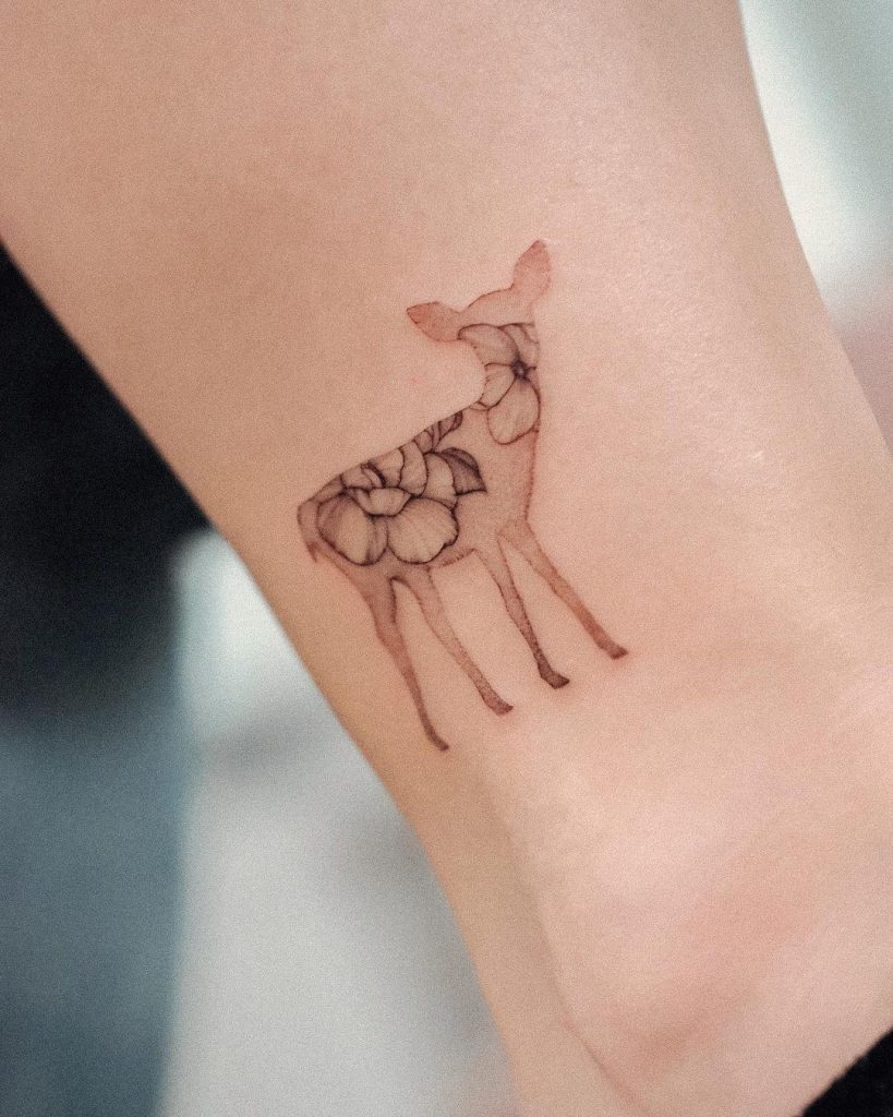 Tatuaje de ciervo simplista