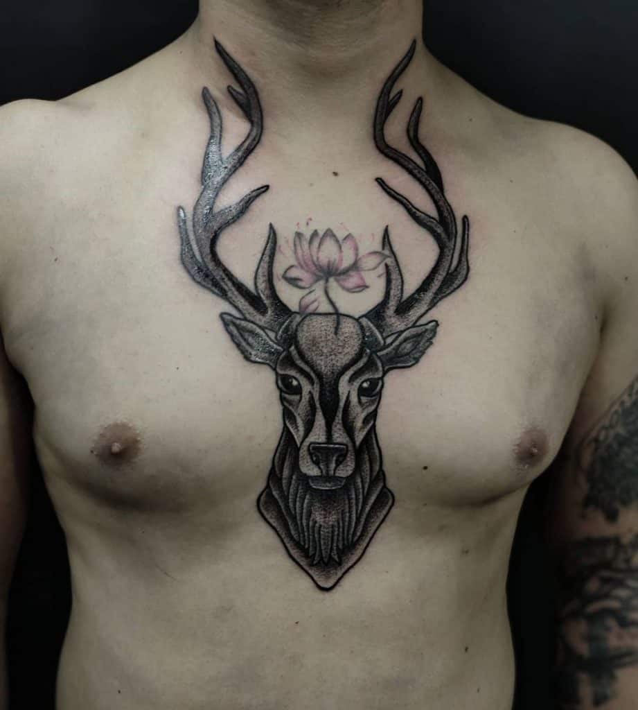 Tatuaje de cabeza de ciervo en el área del pecho. 