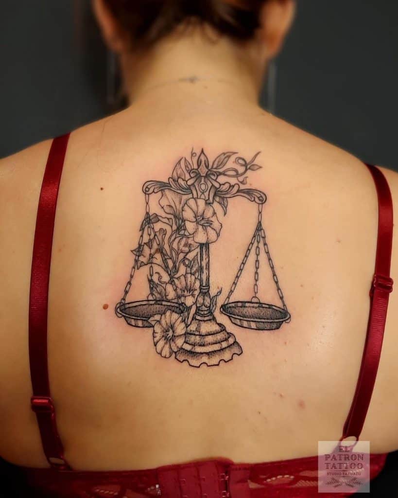Tatuaje floral de Libra 1