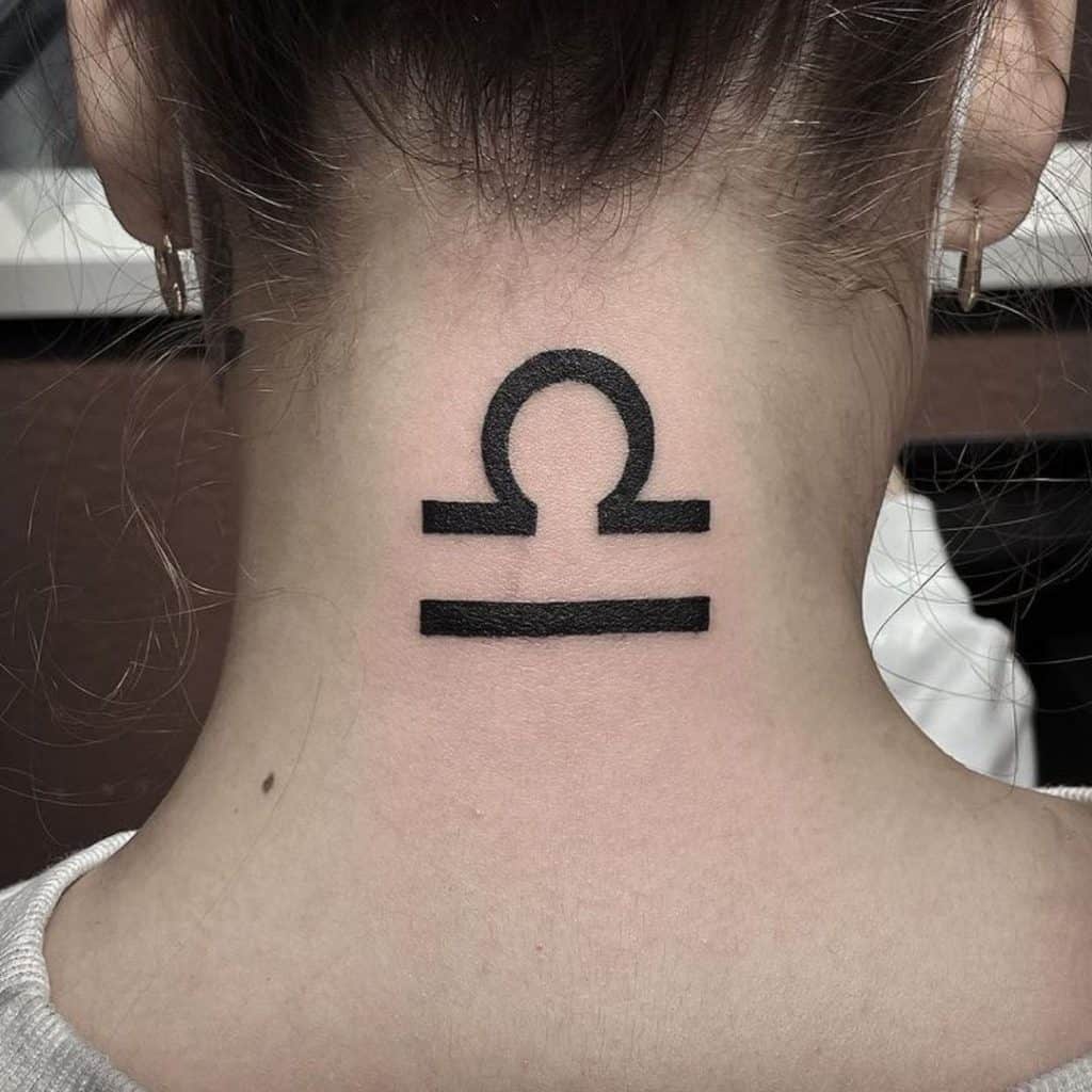 Tatuaje minimalista de Libra 2